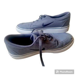 Nike SB Clutch‎  skateboarding tennis shoes. Boys size 3.5Y.   GRAY BLACK